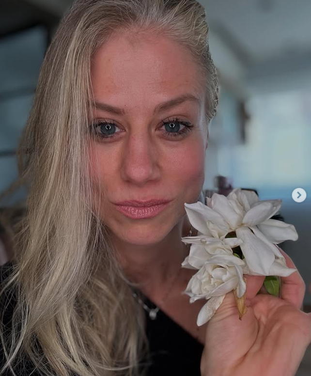 Deborah Gaiotto segurando flores brancas