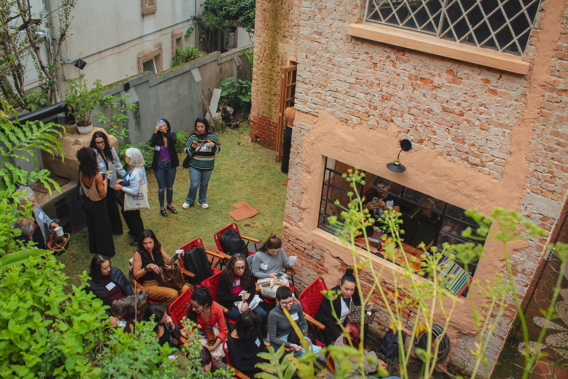 Jardim e pátio da Casa Terrária durante um encontro