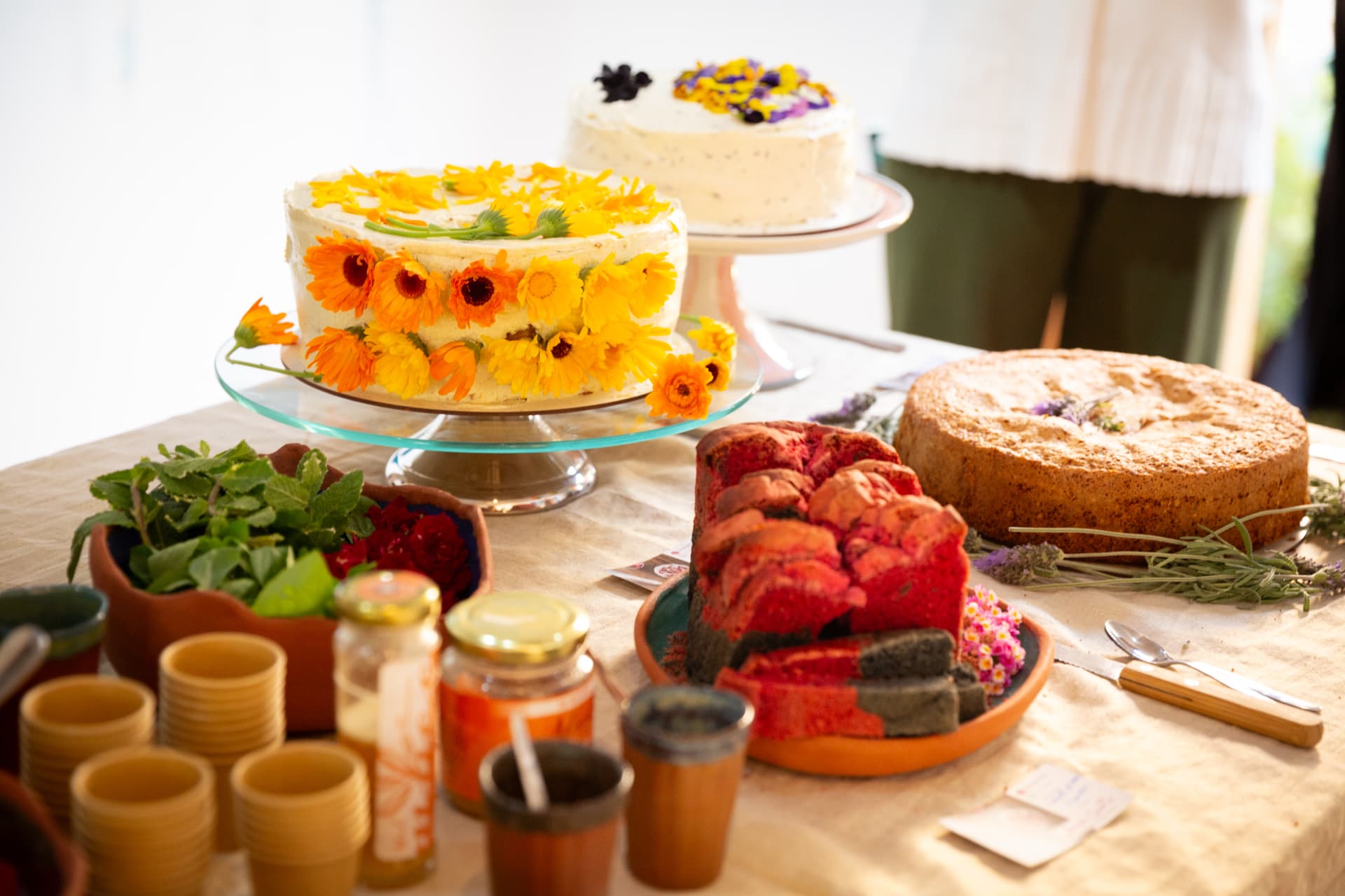 Mesa de brunch com bolos decorados com flores